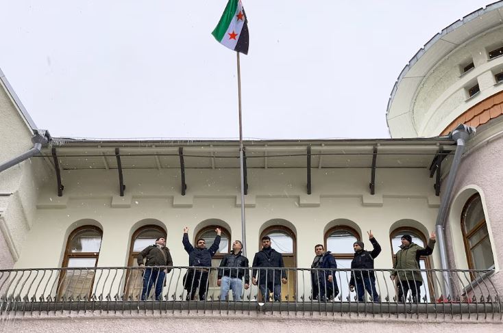 La embajada de Siria en Moscú ya izó la bandera de la oposición, mientras el Kremlin niega saber dónde está Al Assad