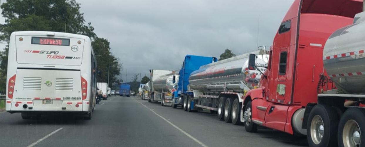 RECOPE reporta que transportistas están generando filas en planteles mientras esperan vigencia de rebaja en combustibles