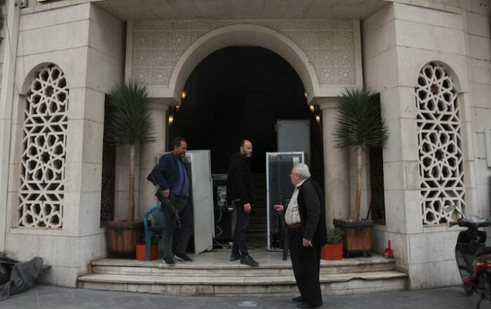 Transición en Siria: Reino Unido estableció contacto diplomático con los rebeldes, y Qatar anunció que reabrirá su embajada