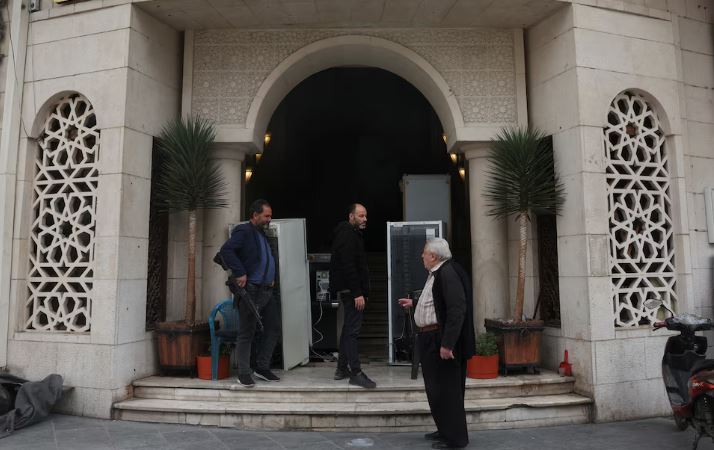 Transición en Siria: Reino Unido estableció contacto diplomático con los rebeldes, y Qatar anunció que reabrirá su embajada