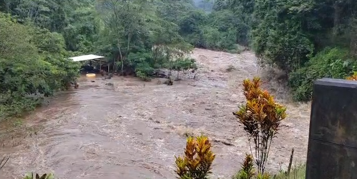 CNE reportó 35 inundaciones debido a las lluvias en el Caribe y Zona Norte: Alcaldes aseguran que se movilizan personas a albergues