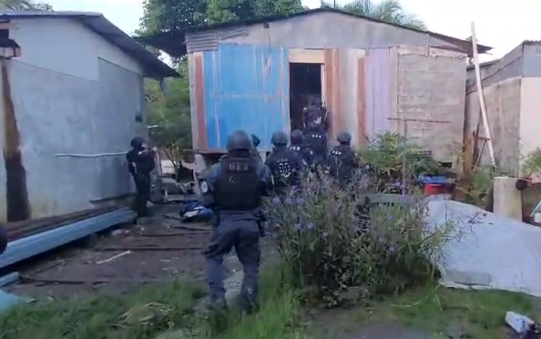 Policías de Control de Drogas realizan allanamientos para detener a ‘narcofamilia’ en Limón
