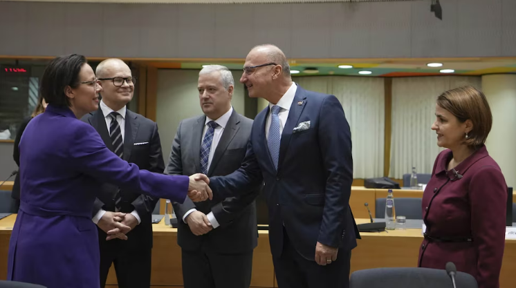 La Unión Europea impuso un nuevo paquete de sanciones contra funcionarios, embarcaciones y países aliados de Rusia