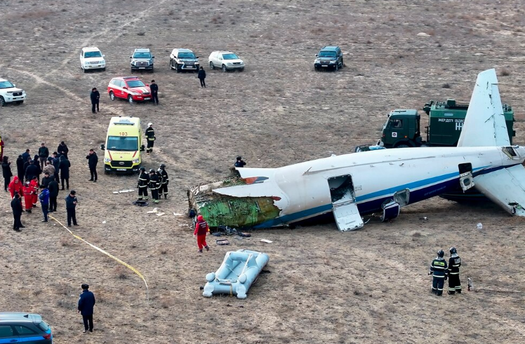 Un avión de Azerbaijan Airlines se estrelló en el oeste de Kazajistán