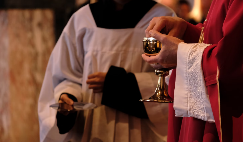 Sacerdote excomulgado asegura que sanción no está en firme y mantiene su posición sobre el Papa