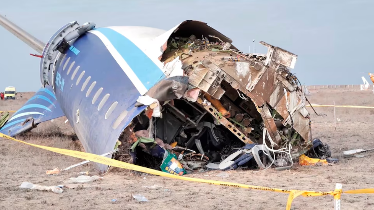 Estados Unidos y Azerbaijan Airlines señalaron a Rusia por la caída del avión que se estrelló en Kazajistán