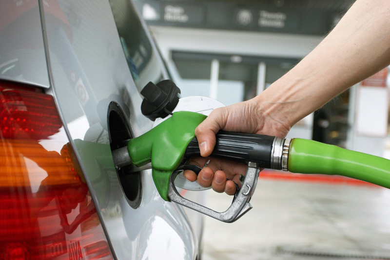 Gasolinas llegan este martes a su precio más bajo en 45 meses