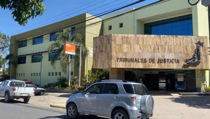 Detienen a menor de 15 años en Santa Cruz por supuesto plan para ejecutar un atentado en su centro educativo