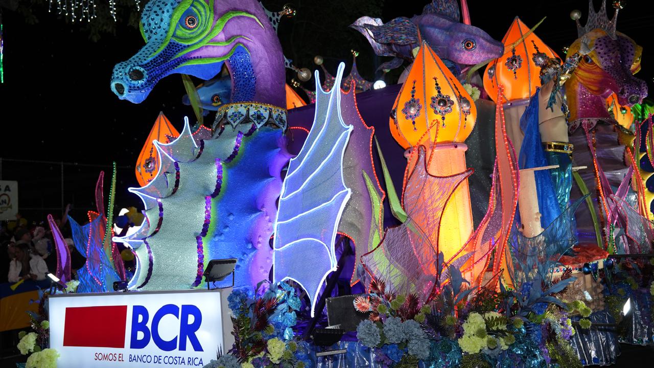 Carroza del BCR fue ‘la que más brilló’ en el Festival de la Luz 2024