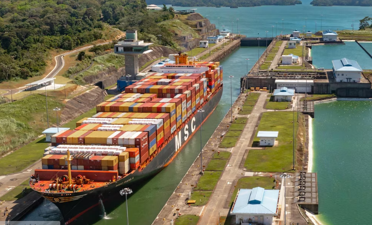 China critica las palabras de Trump sobre el canal de Panamá y defiende la neutralidad de la vía fluvial