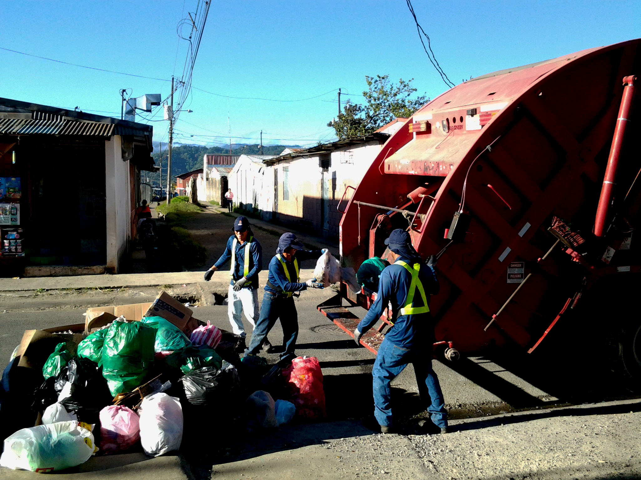 Reportaje Especial: Costa Rica se enfrenta a una crisis por el colapso de rellenos sanitarios ¿Hay soluciones a corto plazo?