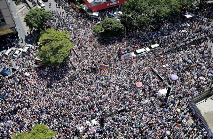 Al grito de “Gloria al bravo pueblo”, la oposición de Venezuela se moviliza en una jornada histórica contra el régimen de Maduro