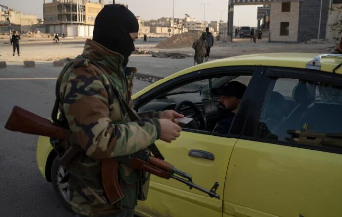 El nuevo gobierno de Siria lanzó un operativo en la zona donde se reagruparon las milicias del derrocado régimen de Bashar al Assad