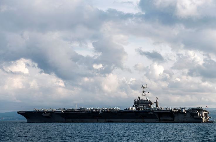 Los rebeldes hutíes de Yemen reivindicaron un ataque con misiles y drones contra un portaaviones de EEUU en el mar Rojo