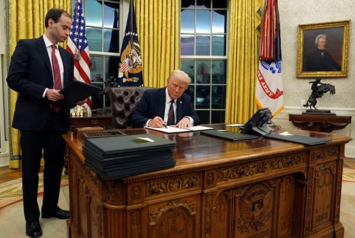 Migración, economía y cambio climático: las primeras órdenes ejecutivas firmadas por Trump a su llegada a la Casa Blanca