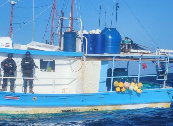 Presidente de El Salvador informó de la detención de 8 ticos sospechosos de narcotráfico en aguas de ese país