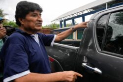 Pese a que la Corte Suprema se lo prohibió, Evo Morales insiste en ser candidato con un nuevo partido tras perder el liderazgo del MAS