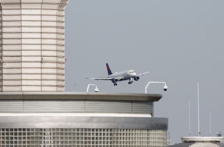 Informe concluye que faltaba personal en la torre de control del aeropuerto de Washington D.C. durante accidente aéreo