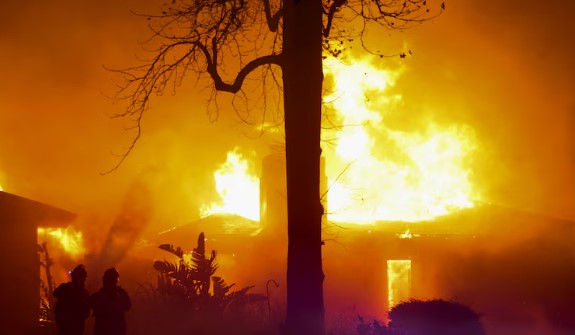 Los tres incendios devastadores que golpean California: miles de evacuados y propiedades en ruinas