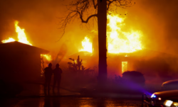 Los tres incendios devastadores que golpean California: miles de evacuados y propiedades en ruinas