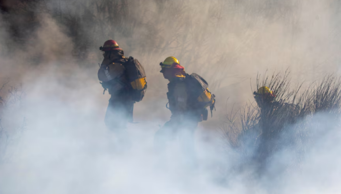 Incendios en California: Toque de queda en Los Ángeles para evitar saqueos; el devastador fuego está contenido al 8%