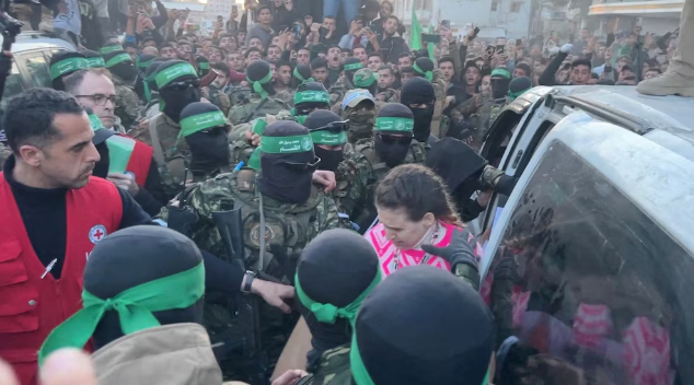 Las tres rehenes israelíes liberadas en Gaza ya fueron entregadas por Hamas a la Cruz Roja