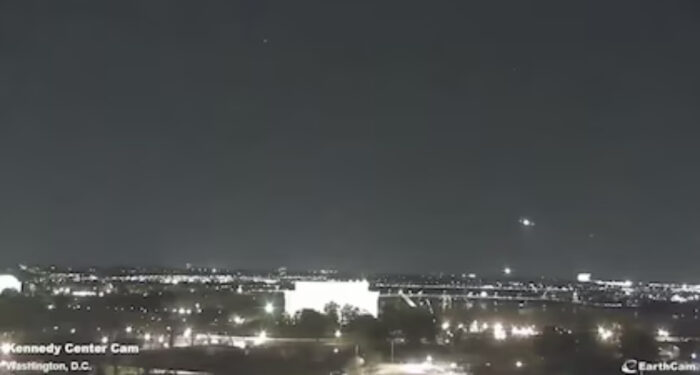 Un avión de pasajeros y un helicóptero chocan en el aire cerca del aeropuerto Reagan en Washington D.C.
