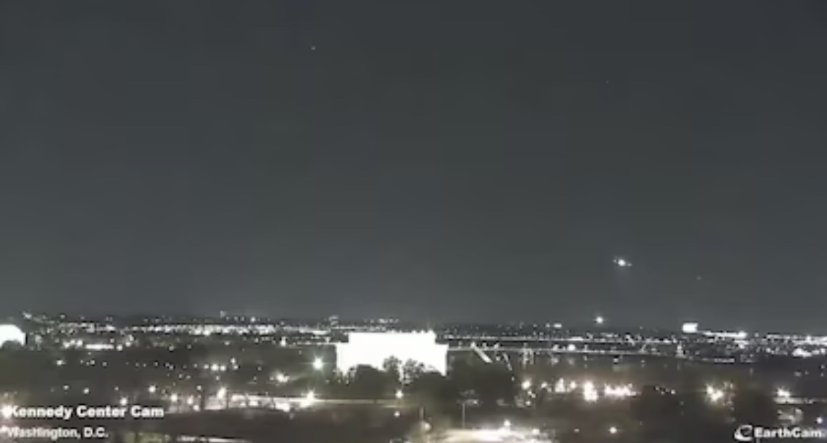 Un avión de pasajeros y un helicóptero chocan en el aire cerca del aeropuerto Reagan en Washington D.C.