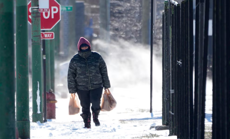 Una tormenta invernal paraliza el centro de EEUU y avanza hacia el este con nieve y hielo: los estados afectados