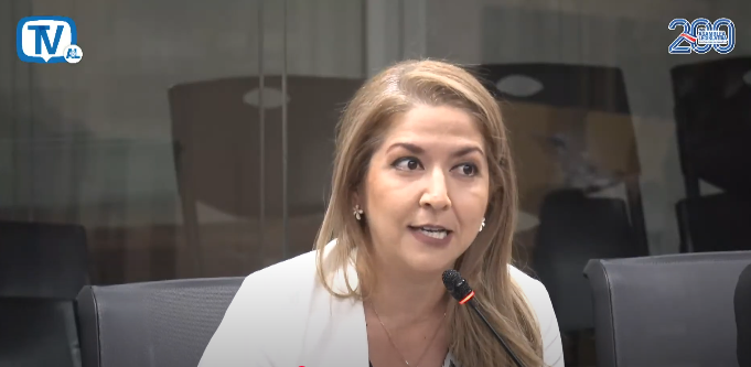 Ministra de Salud urgió avanzar con proyecto sobre rellenos sanitarios y cuestionó preguntas de diputados