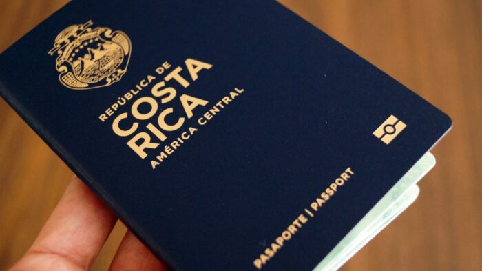 8 ticos por minuto en promedio salieron del país durante el año pasado