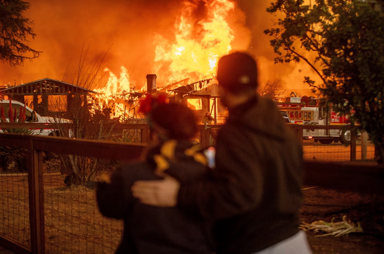Incendios forestales en Los Ángeles: cinco muertos, 130,000 evacuados y miles de estructuras destruidas