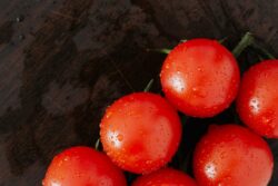 Productores esperan que costo del tomate se estabilice a mediados de abril tras alcanzar precios superiores a ¢3 mil por kilo