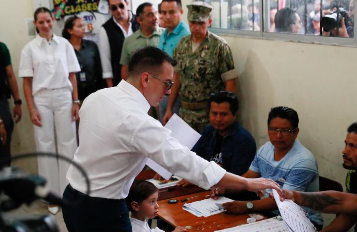 Elecciones en Ecuador: el presidente Daniel Noboa votó en medio de un fuerte dispositivo de seguridad