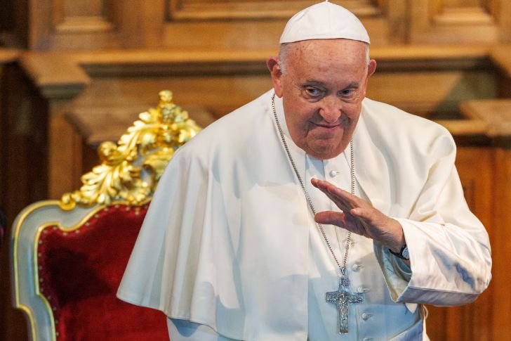 El Vaticano informó que el papa Francisco muestra una “leve mejoría”