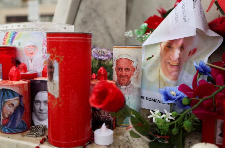 “El papa ha descansado bien, toda la noche”: el estado de salud de Francisco muestra una leve mejoría y se respira cierto alivio en el Vaticano