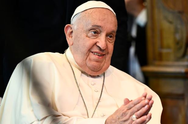 El Vaticano informó que el papa Francisco “pasó una noche tranquila” y continúa bajo observación médica