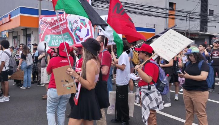 Federación denuncia ‘persecución’ a persona que se manifestó frente a Casa Presidencial: Ministro rechaza hechos
