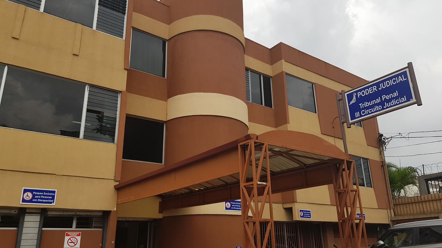 Cuatro policías sospechosos de homicidio en delegación de Pavas descontarán prisión preventiva