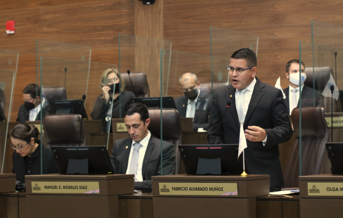 Nueva República presenta proyecto para castigar hasta con 35 años de cárcel el aborto