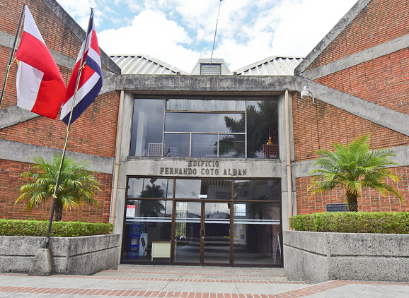 Colegio de Abogados disminuye nota mínima para aprobar examen de incorporación de 80 a 70