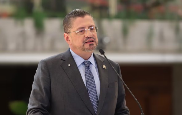 Presidente Chaves llamó “corrupto” a Gerente Financiero de la CCSS durante acto oficial de la institución