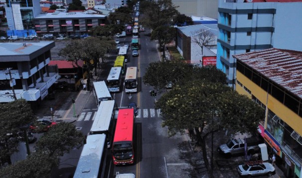Taxistas y autobuseros realizan manifestación en San José y provocan congestionamiento vial