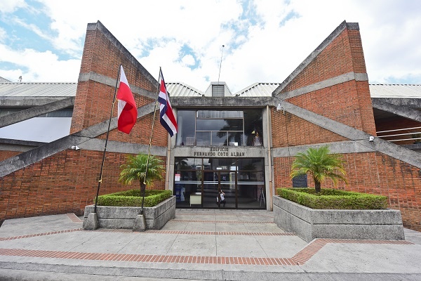 Presentan medida cautelar y amparo por reducción de nota mínima en examen de incorporación al Colegio de Abogados