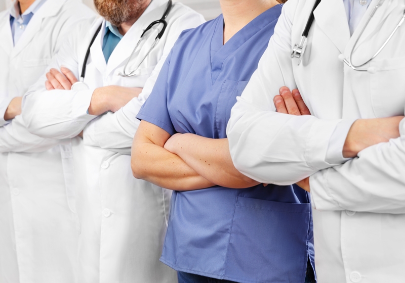 Diputados evaluarán viabilidad de traslado de médicos especialistas a salario global tras ajuste de la CCSS