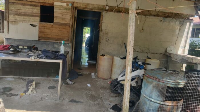 Detienen a funcionario de RECOPE y a otras ocho personas por aparente transporte y almacenamiento ilegal de combustible en Limón