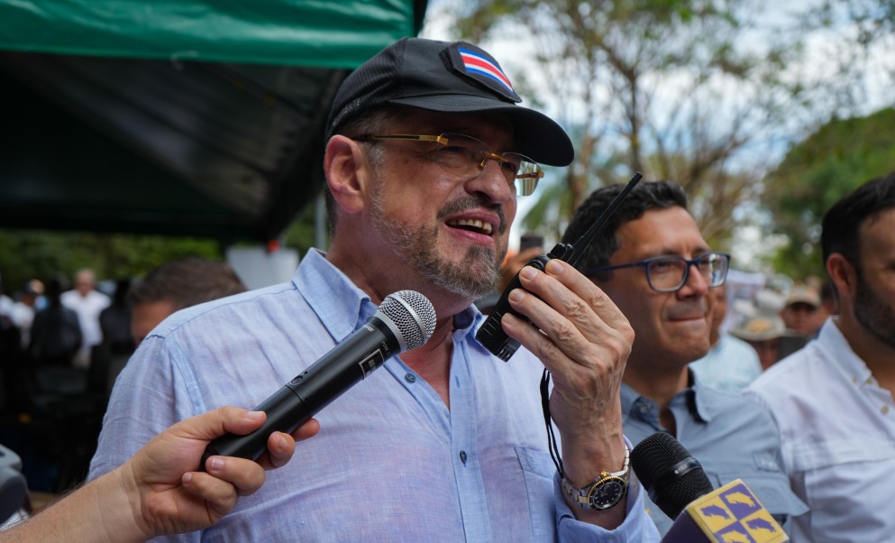 Presidente pide ‘pensar a quién se dará el voto’ en medio de visita a Puerto Jiménez