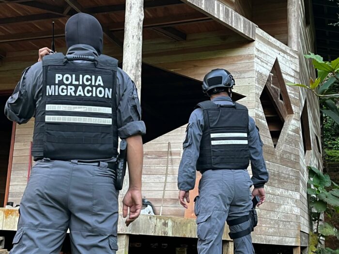 Detienen a pareja sospechosa de trata de personas: Tenían mujeres con collares para perros