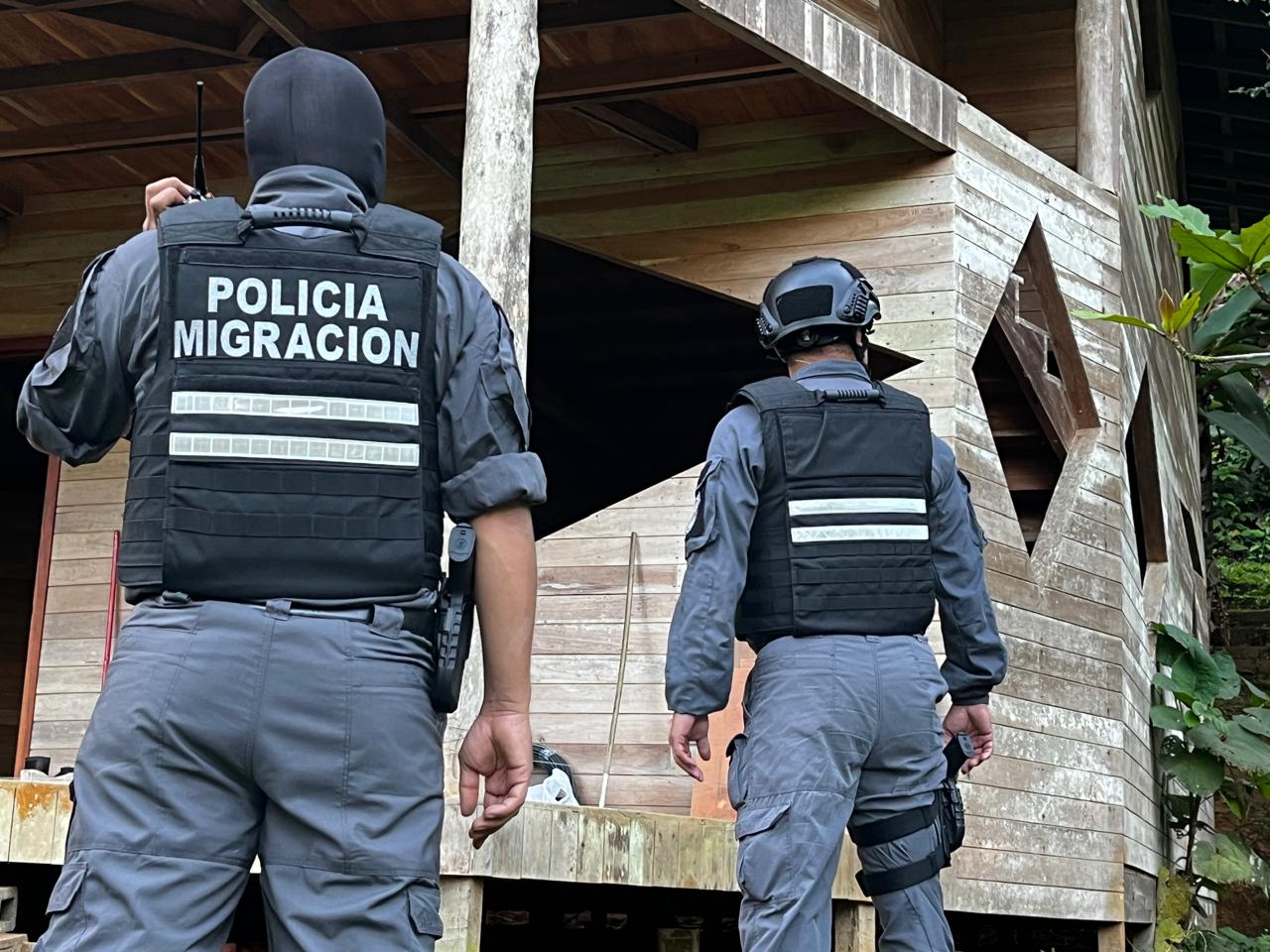 Detienen a pareja sospechosa de trata de personas: Tenían mujeres con collares para perros