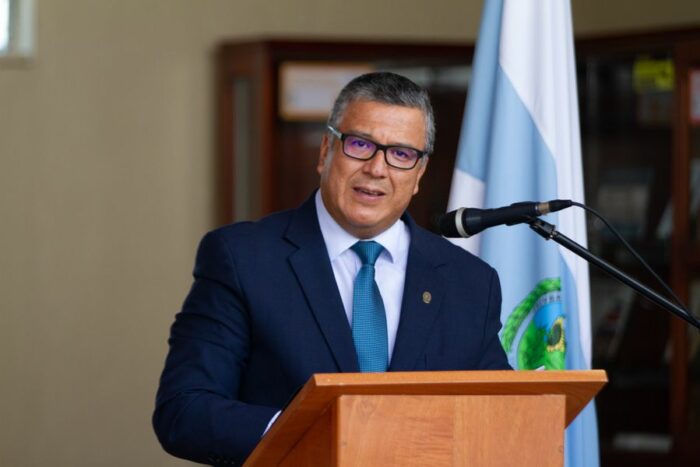 Estudiante de la UCR a rector: Mientras las becas siguen estancadas usted intentó aumentar salarios